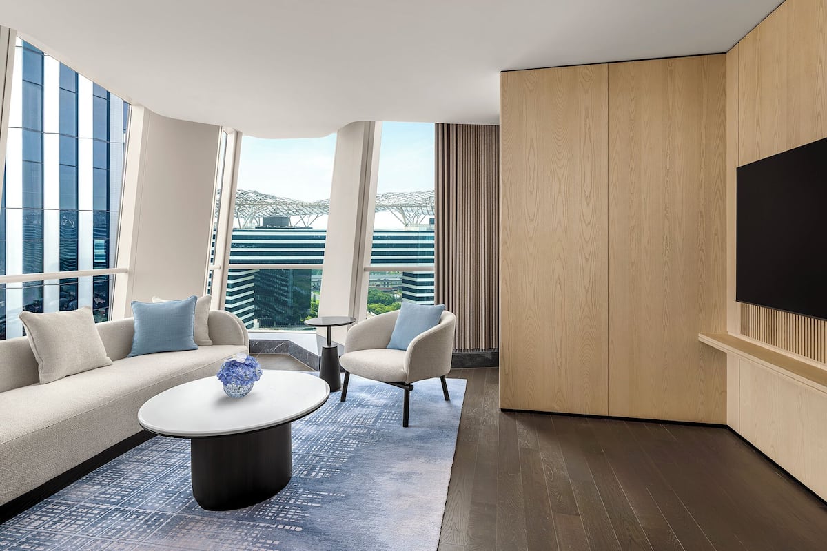 Suite – executive, 1 kingsize-seng | Oppholdsområde | En 42-tommers Flatskjerm-TV med kabel-kanaler