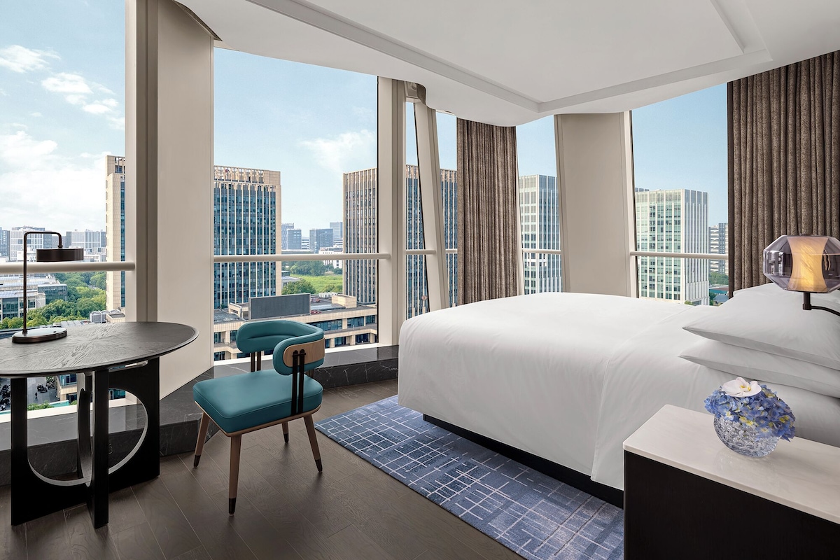 Superior Room, 1 King Bed, City View | Pillowtop beds, minibar, in-room safe, blackout drapes