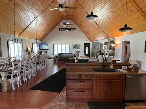 Marvelous 4-bedroom farmhouse on 2 acres, sleeps 12, Hunting & Fishing Area!