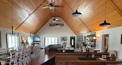 Marvelous 4-bedroom farmhouse on 2 acres, sleeps 12, Hunting & Fishing Area!