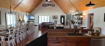 Marvelous 4-bedroom farmhouse on 2 acres, sleeps 12, Hunting & Fishing Area!