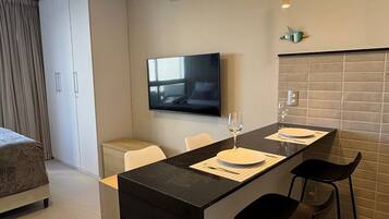 Classic Studio | Dining