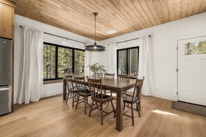 Dining - Legend's Lodge - Yellowstone's perfect home base / AC / Wi-Fi / Fire Pit (Island Park)