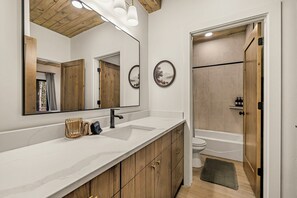 Bathroom - Legend's Lodge - Yellowstone's perfect home base / AC / Wi-Fi / Fire Pit (Island Park)