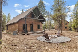 Exterior - Legend's Lodge - Yellowstone's perfect home base / AC / Wi-Fi / Fire Pit (Island Park)