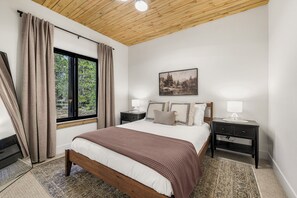 Room - Legend's Lodge - Yellowstone's perfect home base / AC / Wi-Fi / Fire Pit (Island Park)