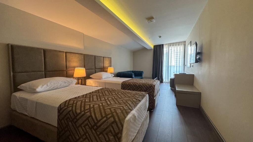 Habitación familiar, balcón, vistas a la ciudad | Caja fuerte, sistema de insonorización, tabla de planchar con plancha