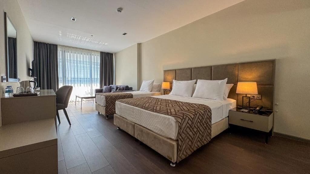 In-room safe, soundproofing, iron/ironing board, free WiFi