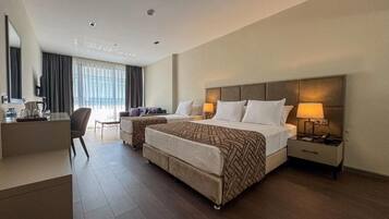 In-room safe, soundproofing, iron/ironing board, free WiFi
