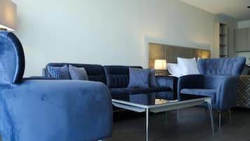 Deluxe Double Room, Balcony, City View | Living area