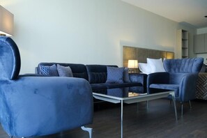 Habitació doble Deluxe, balcó, vistes a la ciutat | Sala d'estar