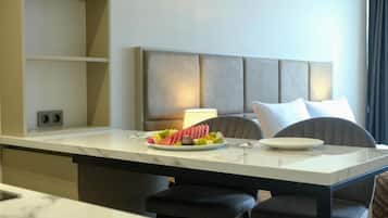 Deluxe Double Room, Balcony, City View | Dining