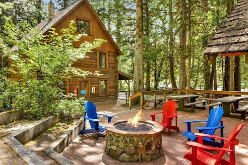 The Scandinavian at Snowater | Your Cozy Mt. Baker Basecamp