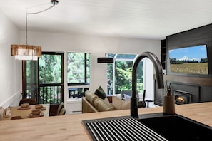 Smart-TV, Kamin, Tischfußball, Tischtennisplatte