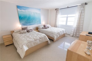 Iron/ironing board, WiFi, bed sheets - Oceanfront 1BR Condo with Balcony View (Hollywood)