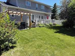 Property grounds - Boutique Lake House in Sylvan Lake | Hot Tub • Games Room • Sleeps 7 (Sylvan Lake)