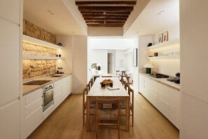 Private kitchen - Marais Ecouffes- a beautiful family home (Paris)