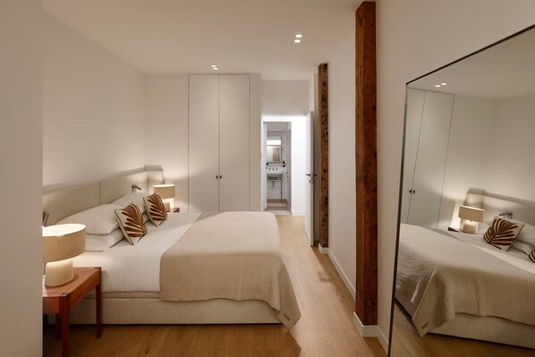 Room - Marais Ecouffes- a beautiful family home (Paris)