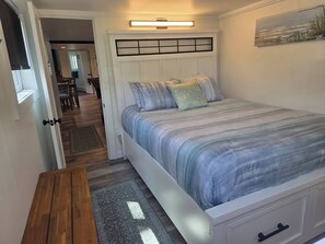 3 bedrooms, iron/ironing board, WiFi - Arch Cape cottage with a View (Arch Cape)