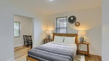 Tabla de planchar con plancha, wifi gratis y ropa de cama