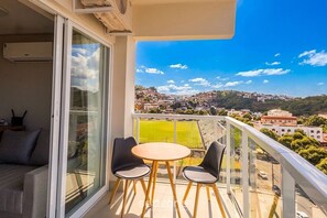 Basic Apartment | Outdoor dining - Modern Studio in a Condominium With Pool Msu0701 (Governador Valadares)