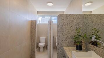 Apartamento básico | Banheiro | Chuveiro