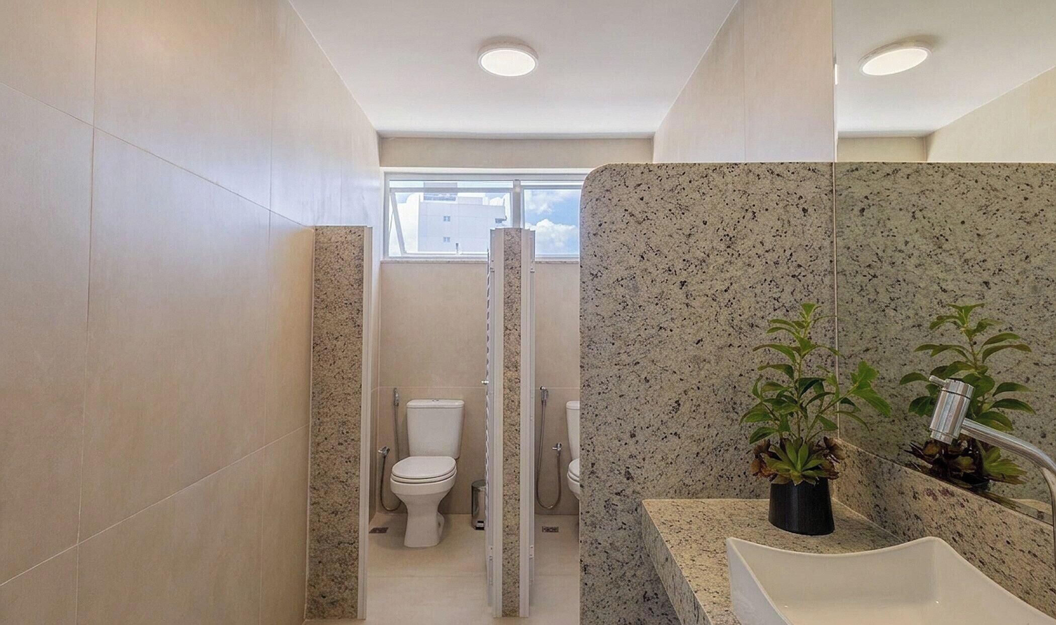 Apartamento básico | Banheiro | Chuveiro, toalhas de banho