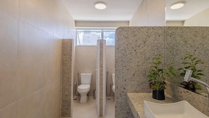 A modern bathroom with a shower, toilet, and sink. - Cozy Studio in a Condominium With Pool Msu0605 (Governador Valadares)