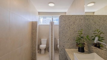 Apartamento básico | Banheiro | Chuveiro, toalhas de banho