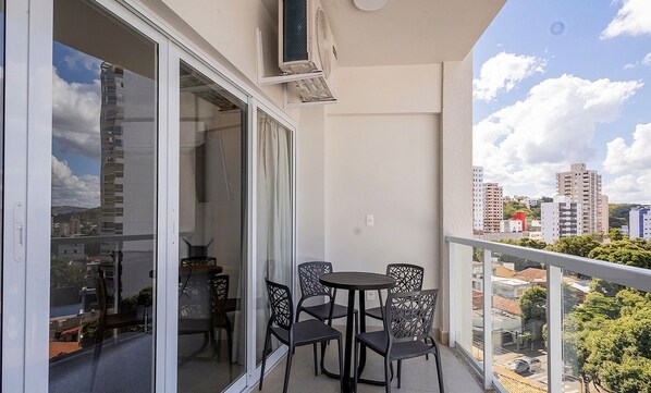 Outdoor dining - Cozy Studio in a Condominium With Pool Msu0605 (Governador Valadares)