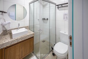 A modern bathroom with a glass-enclosed shower, a sink with a marble countertop, and a toilet. - Studio in Condo w/ Pool in Downtown Msu0304 (Governador Valadares)