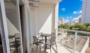 Outdoor dining - Studio in Condo w/ Pool in Downtown Msu0304 (Governador Valadares)