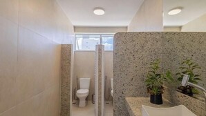 A modern bathroom with a shower, toilet, and sink. - Studio in a Cond. W/gym in the City Center Msu0301 (Governador Valadares)