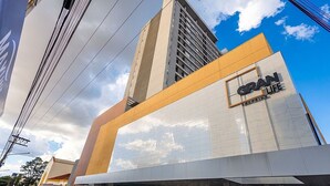 A modern building with a prominent 'GRAN LIFE' sign, a large glass facade, and a 'seozone' logo. - Apto w/ A/C in Anapolis Downtown Grlb1802 (Anapolis)