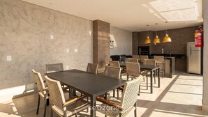 A modern kitchen with a built-in stove, a refrigerator, and pendant lights. - Apto w/ A/C in Anapolis Downtown Grlb1802 (Anapolis)