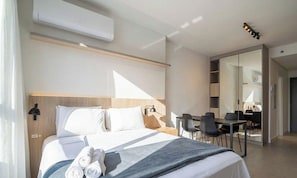 A hotel room with a bed, a desk, and a chair. - Studio in Condo w/ Gym in Trindade Vtd0610 (Florianópolis)