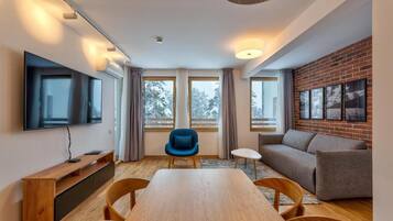 Apartment, Balkon, Bergblick | Wohnbereich