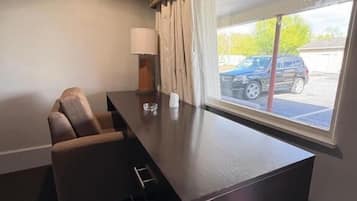 Quarto casal básico, 1 cama Queen, para fumantes | Parte interna