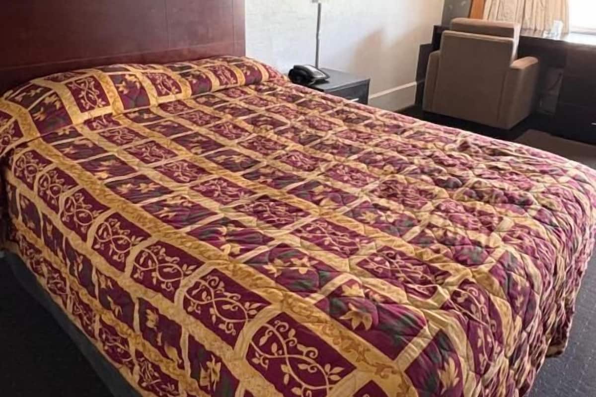 Habitación básica doble, 1 cama Queen size, para fumadores | Escritorio, espacio para trabajar con laptop y wifi gratis