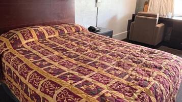 Eenvoudige tweepersoonskamer, 1 queensize bed, roken | Een bureau, een laptopwerkplek, gratis wifi