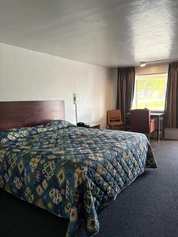 Quarto casal básico, 1 cama Queen, para fumantes | Escrivaninha, espaço de trabalho para notebook, Wi-Fi de cortesia