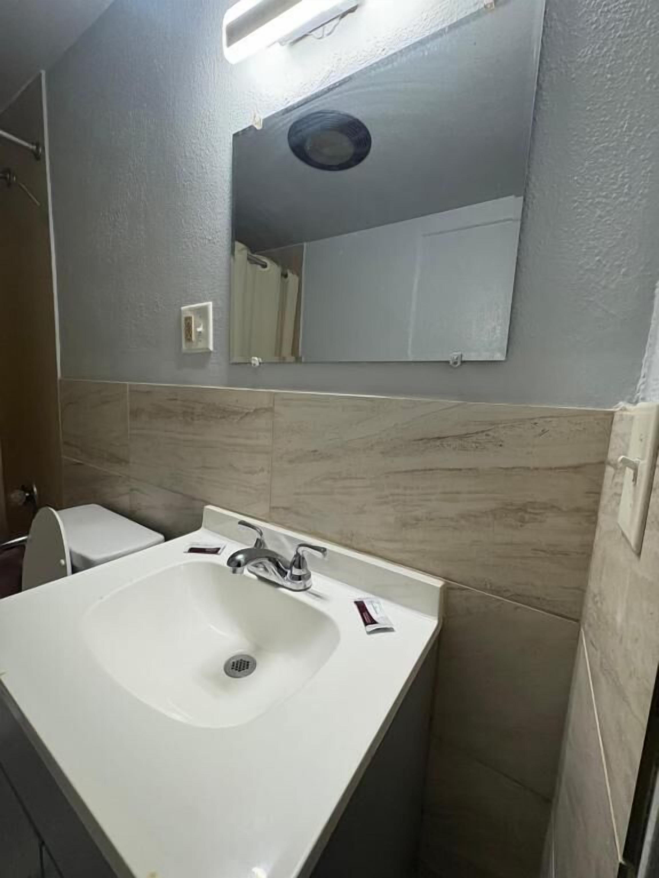 Basic Double Room, 1 Queen Bed, Smoking | Bathroom