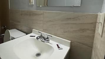Basic Double Room, 1 Queen Bed, Smoking | Bathroom