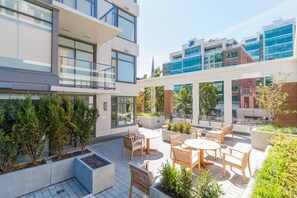 A modern outdoor patio area with seating and planters. - Chic Urban Sanctuary in Downtown Victoria (Victoria)