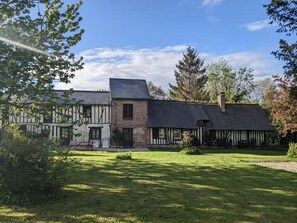 Exterior - La Massane du Vallon, a bright farmhouse in a quiet setting. (Englesqueville-en-Auge)
