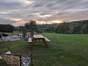 Outdoor dining - La Massane du Vallon, a bright farmhouse in a quiet setting. (Englesqueville-en-Auge)