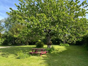Outdoor dining - La Massane du Vallon, a bright farmhouse in a quiet setting. (Englesqueville-en-Auge)