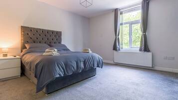 4 bedrooms, iron/ironing board, free WiFi, bed sheets