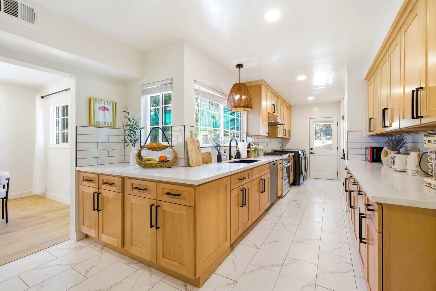 Coffee/tea maker, microwave, stovetop, dishwasher