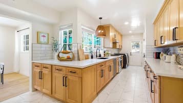 Coffee/tea maker, microwave, stovetop, dishwasher
